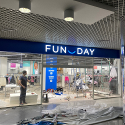 Оформление интерьера сети магазинов Fun Day г. Екатеринбург, ТЦ Глобус