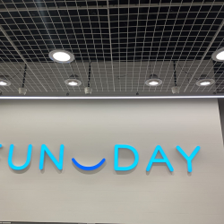 Оформление интерьера сети магазинов Fun Day г. Екатеринбург, ТЦ Мега